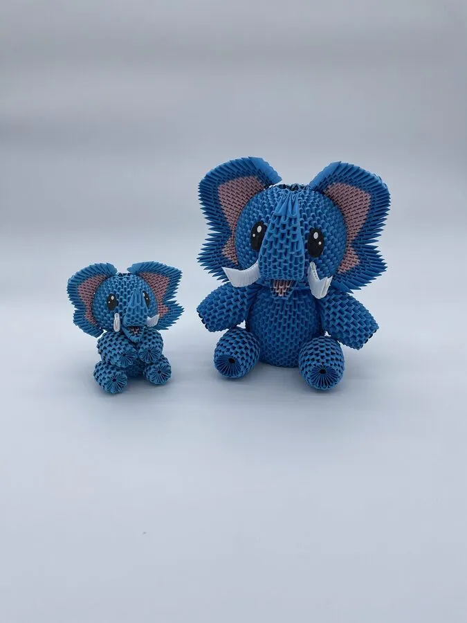 Grand et petit éléphants bleus en origami 3D face à face
