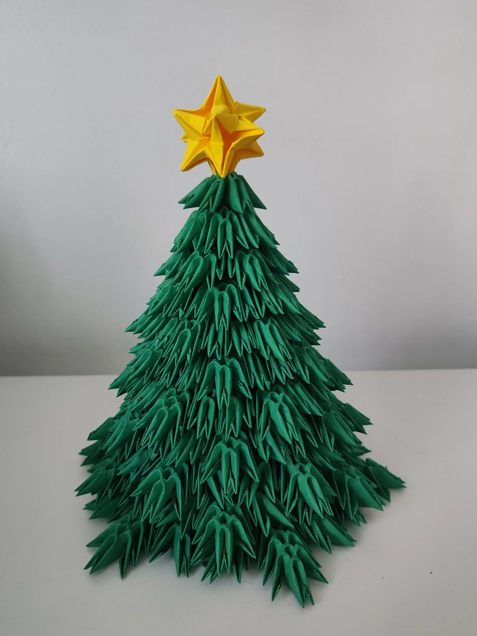 Sapin de Noël en origami 3D avec étoile au sommet